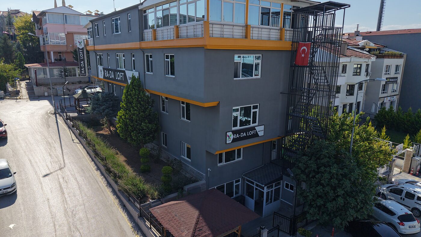 Ümitköy Öğrenci Yurdu — arka cephe ve otopark